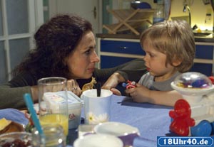 Lindenstraße: Wiedersehen nach langer Zeit: Suzanne (Susanne Evers) besucht ihren Sohn Simon (Bennet Bertold).