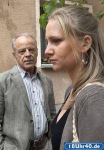 Lindenstraße: Hajo (Knut Hinz) setzt Lisa (Sontje Peplow) unter Druck: Falls sie den Anschlag nicht gesteht, wird er ihren Mord an Matthias Steinbrück öffentlich machen.