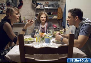 Lindenstra&szlig;e: Jack (Cosima Viola, l) versucht alles, damit sich Nastya (Anja Antonowicz) und Enzo (Toni Snetberger) endlich n&auml;her kommen.