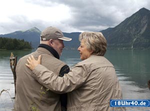 Lindenstra&szlig;e: Helga (Marie-Luise Marjan) und Erich (Bill Mockridge) genie&szlig;en ihren gemeinsamen Tag am See.