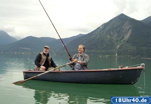 Lindenstra&szlig;e: F&uuml;r Erich (Bill Mockridge,l) geht ein gro&szlig;er Wunsch in Erf&uuml;llung: Mit  Klaus (Moritz A. Sachs) ist er zum Angeln auf den See hinausgefahren.
