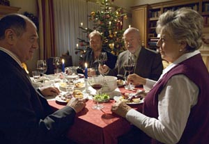 Lindenstra&szlig;e: Weihnachten bei den Beimers: Erstmals sitzt neben Klaus (Moritz A. Sachs, 2.v.l.) und Erich (Bill Mockridge, 2.v.r.) auch Professor Melchior (J&uuml;rgen Haug) an Helgas (Marie-Luise Marjan) Tisch.