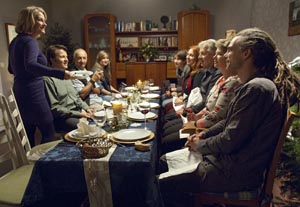 Lindenstra&szlig;e: Warten auf den Braten: Noch herrscht beim Weihnachtessen der Familien Zenker und Stadler gute Stimmung (v.l. Tanja Frehse, Christian Rudolf, Philipp Sonntag, Cynthia Cosima, Jeremy Mockridge, Rebecca Siemoneit-Barum, Jo Bolling, Andrea Spatzek, Moritz Zielke).