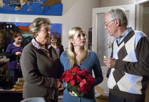 Lindenstra&szlig;e: Bevor Anna zum Fest aus dem Gef&auml;ngnis kommt, k&uuml;ndigt sich anderer Besuch an: Lea muss Weihnachten bei Hans und Anna feiern ? sie k&ouml;nnte sonst mit ihrer Erk&auml;ltung den labilen Schiller anstecken (v.l. Julia Stark, Marie-Luise Marjan, Dominique Kusche, Anna Sophia Claus, Joachim Luger).