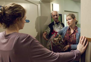 Lindenstra&szlig;e: Maria (Tanja Frehse, r) hat Adi (Philipp Sonntag) zum Entschuldigungsbesuch bei Nastya (Anja Antonowicz geschleppt. Die aber nimmt das Friedensangebot nicht an.
