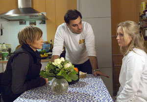 Lindenstraße: Steffi (Isabell Brenner, l.) will Murat (Erkan Gündüz, m.) überzeugen, seinen Laden aufzugeben und ihr zu verpachten. Lisa (Sontje Peplow, r.) hat Vorbehalte gegen diesen Plan.