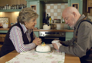Lindenstraße: Helga (Marie-Luise Marjan) und Erich (Bill Mockridge) sind sich unschlüssig. Sollen sie auf Melchiors Angebot einer ambulanten Behandlung eingehen?