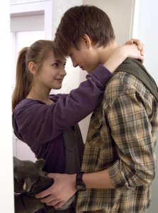 Lindenstraße: Entschuldigung angenommen: Caro (Cynthia Cosima) und Nico (Jeremy Mockridge) versöhnen sich.