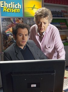 Lindenstraße: Alex (Joris Gratwohl) zeigt Helga (Marie-Luise Marjan) die Fotos von Melchiors verstorbener Frau. Die Ähnlichkeit ist frappierend.