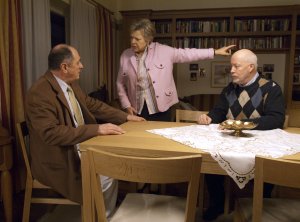 Lindenstraße: Melchior (Jürgen Haug, li) hat gestanden, dass er Erich (Bill Mockridge) mit Medikamenten manipuliert hat. Helga (Marie-Luise Marjan) wirft den Arzt daraufhin aus der Wohnung.