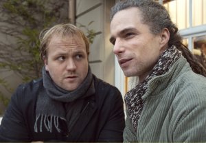 Lindenstraße: Momo (Moritz Zielke, re) rätselt noch immer, wer Kevin sein könnte. Klaus (Moritz A. Sachs) wird bei diesem Thema einsilbig.