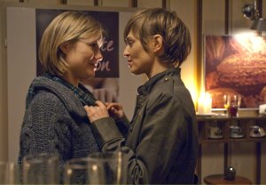 Lindenstraße: Glückwunsch! Tanja (Sybille Waury, li) freut sich mit Steffi (Isabell Brenner) über die Eröffnung des "Kakao".