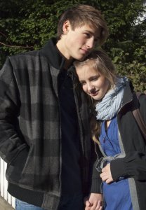 Lindenstraße: Flucht vor dem Familienstress: Caro (Cynthia Cosima) sucht Schutz bei Nico (Jeremy Mockridge).
