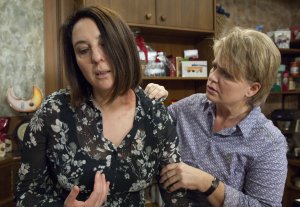 Lindenstraße: Gabi (Andrea Spatzek, re) muss zusehen, wie Ines (Birgitta Weizenegger) vor ihren Augen zusammenbricht.