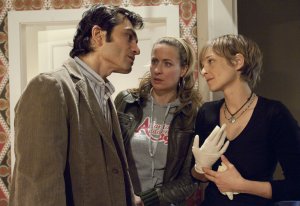 Lindenstraße: Vasily (Hermes Hodolides) stellt Steffi (Isabell Brenner, re) zur Rede: Warum hat sie Sandra (Jennifer Steffens) mit Stoff versorgt?