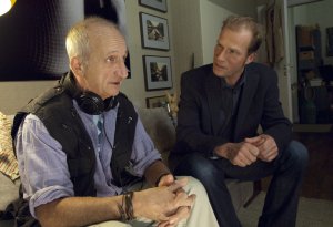 Lindenstraße: Wiedergutmachung: Ernesto (Michael Schmitter, re) entschuldigt sich bei Adi (Philipp Sonntag) dafür, dass er ihn seinerzeit nicht aufgenommen hat.