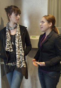Lindenstraße: Sarah (Julia Stark, re) und Jack (Cosima Viola) beraten, was sie dem Anwalt sagen sollen.
