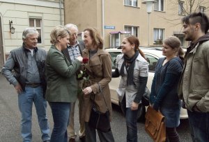 Lindenstraße: Rückkehr in die Lindenstraße: Anna kommt in den offenen Vollzug und kann somit stundenweise wieder in ihrer gewohnten Umgebung sein (v.l. Jo Bolling, Andrea Spatzek, Joachim Luger, Irene Fischer, Julia Stark, Dominique Kusche, Johannes Scheit).