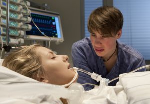 Lindenstraße: Nico (Jeremy Mockridge) weint am Krankenbett: Caro (Cynthia Cosima) liegt noch immer im Koma.