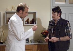 Lindenstraße: Jimi (Christian Rudolf, re) holt sich Schmerzsalbe ab und fragt seinen Bruder Ernesto (Michael Schmitter) zum aktuellen Stand in dessen Liebesdingen.