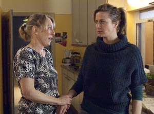 Lindenstraße: Sandra (Jennifer Steffens, re) macht ihrer Mutter (Antje Lewald) schwere Vorwürfe. Sie sei Schuld daran, dass sich der Vater zu einem Treffen angesagt hat.