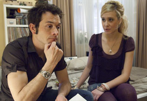 Lindenstraße: Josi (Clara Dolny) und Alex (Joris Gratwohl) überlegen, ob sie nicht selbst das Reisebüro übernehmen sollen.