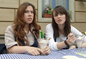 Lindenstraße: Sarah (Julia Stark, l.) und Jack (Cosima Viola) beobachten den gegenüberliegenden "Kakao"-Laden. Sie wollen Steffi auf frischer Tat ertappen.