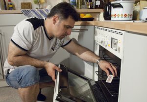 Lindenstraße: Murat (Erkan Gündüz) steuert die Familienplanung, indem er Lisas Anti-Babypillen unbrauchbar macht.