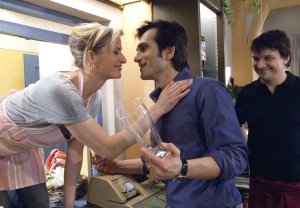 Lindenstraße: Sandra (Jennifer Steffens) und Vasily (Hermes Hodolides, Mi) sind glücklich: Das Gespräch mit Chantal verlief völlig problemlos (re: Rupert Schieche).