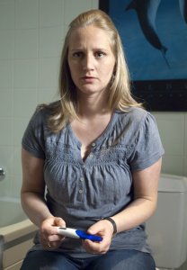 Lindenstraße: Lisa (Sontje Peplow) versteht die Welt nicht mehr: Trotz Verhütung mit der Pille wurde sie augenscheinlich schwanger.