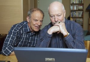 Lindenstraße: Virtuelle Flugstunden: Erich (Bill Mockridge, r) und Hajo (Knut Hinz) suchen im Internet nach Drachenflugschulen. Erich will einen Tandemflug wagen.
