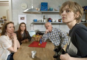Lindenstraße: Anna hat Steffi wegen der Manipulationen bei der Abrechnung zur Rede gestellt - doch Steffi leugnet hartnäckig weiter (v.l. Irene Fischer, Julia Stark, Joachim H. Luger, Isabell Brenner).
