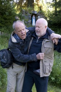 Lindenstraße: Erich (Bill Mockridge, r) stützt Hajo (Knut Hinz), der sich bei seinen "Dreharbeiten" am Fuß verletzt hat.