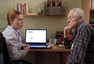 Lindenstraße: Sarah (Julia Stark) und Hans (Joachim H. Luger) suchen im Netz nach einer kleineren Wohnung für die Rest-Familie Beimer/Ziegler.