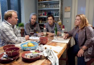 Lindenstraße: Warum heiraten wir nicht einfach? Klaus macht Iffi einen ganz und gar unromantischen Hochzeitsantrag (v.l. Moritz A. Sachs, Moritz Zielke, Joris Gratwohl, Rebecca Siemoneit-Barum).