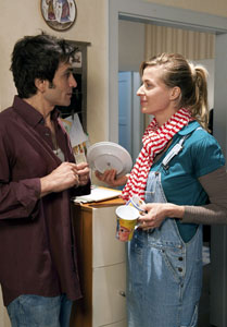 Lindenstraße: Vasily (Hermes Hodolides) freut sich mit Sandra (Jennifer Steffens): Deren Tochter Chantal hat heute Geburtstag.