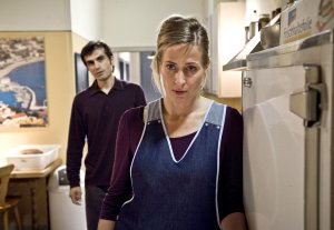Lindenstraße: Vasily (Hermes Hodolides) möchte mit Sandra (Jennifer Steffens) gerne Kinder haben. Sandra scheint das Thema unangenehm zu sein.