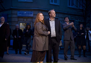 Lindenstraße: Überraschung für Iffi (Rebecca Siemoneit-Barum) und Klaus (Moritz A. Sachs): Auf der Lindenstraße spielen die "Sportfreunde Stiller".