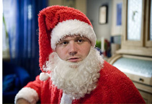 Lindenstraße: Klaus (Moritz A. Sachs) gibt heute den Nikolaus - und hat ein Problem: Nicht alle Geschenke stoßen auf Gegenliebe.