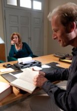 Lindenstraße: Ernesto (Michael Schmitter) liefert Maria (Tanja Frehse) einen besonderen Beweis seiner jahrelangen heimlichen Zuneigung.