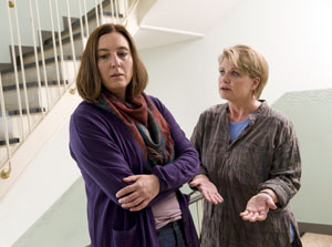 Lindenstraße: Neues Jahr, neues Glück: Gabi (Andrea Spatzek, r., Foto mit Birigitta Weizenegger) hat sich entschlossen, gegen ihre Kündigung im "Café Bayer" gerichtlich vorzugehen. Sie ist davon überzeugt, dass sie wegen einer Lappalie gefeuert wurde, damit billige Aushilfskräfte ihren Job übernehmen können. Gabi will für ihr Recht kämpfen.