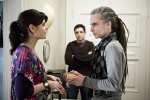 Lindenstraße: Argwöhnisch beäugt Enzo (Toni Snetberger, M.) das Turteln zwischen Momo (Moritz Zielke) und Marcella (Sara Turchetto).