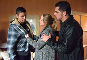 Lindenstraße: Lisa (Sontje Peplow) stellt Orkan (Hüseyin Ekici, l.) wütend zur Rede: Er hat Paul zum Diebstahl verleitet. Rechts: Erkan Gündüz.