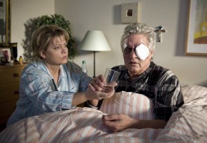 Lindenstraße: Andy (Jo Bolling) hat schwere Augenverletzungen erlitten. Gabi (Andrea Spatzek) kümmert sich um ihren Mann.