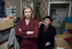 Lindenstraße: Dressler (Ludwig Haas) stellt Tanja (Sybille Waury) wegen der Unordnung in deren Wohnung zur Rede.