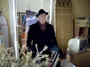 Lindenstraße: Dressler (Ludwig Haas) hat sich Zugang zu Tanjas Wohnung verschafft und erblickt chaotische Zustände.