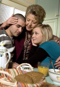Lindenstraße: Lea (Anna Sophia Claus, r.) und Helga (Marie-Luise Marjan) sind überglücklich, dass Orkan (Hüseyin Ekici) nicht ins Gefängnis muss.