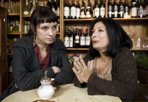 Lindenstraße: Sabrina (Susanna Capruso, r.) schwärmt von ihrem getreuen Hajo. Angelina (Daniela Bette) weiß hingegen, wo sich ihr Stiefvater abends herumtreibt.