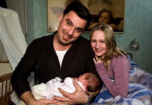 Lindenstraße: Junges Familienglück: Lisa (Sontje Peplow) und Murat (Erkan Gündüz) mit Baby Deniz.