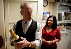 Lindenstraße: Sabrina (Susanna Capurso) und Hajo (Knut Hinz) haben heute Hochzeitstag. Trotzdem geht Hajo abends wieder zum Musizieren in den Jazzclub.